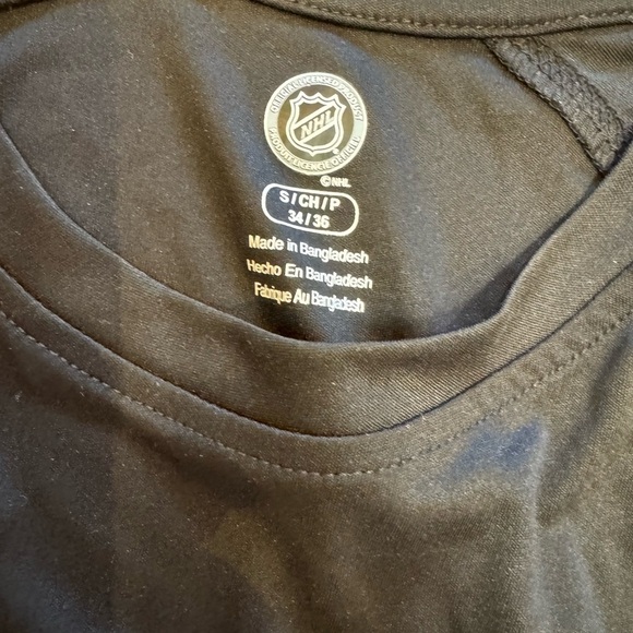 LA Kings unisex shirt🖤worn once for a company event🖤like NEW!! women’s sizing - Picture 4 of 9